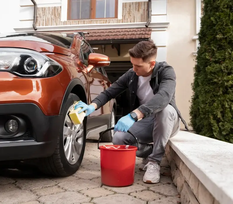 Lavage auto à domicile Pleumartin : professionnel intervenant sur un véhicule